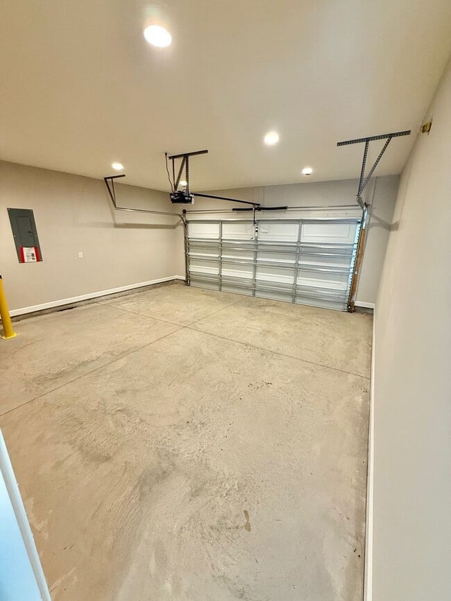 Building Photo - 3 BR/2.5BA | Newly Renovated Single Family Home | Fully Fenced Yard!
