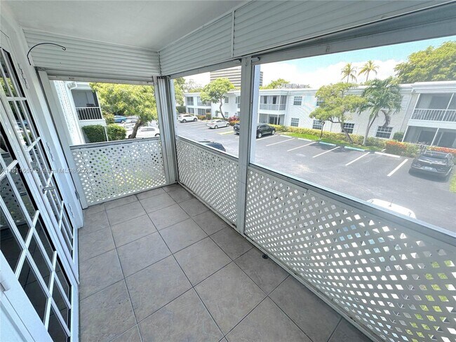 Building Photo - 6245 Bay Club Dr