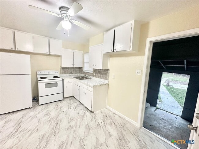 Building Photo - 104 E Fowler Ave