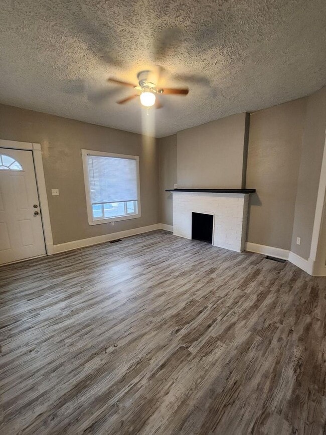 Building Photo - Spacious 3 Bedroom Duplex Near 10th and Sherman Dr.