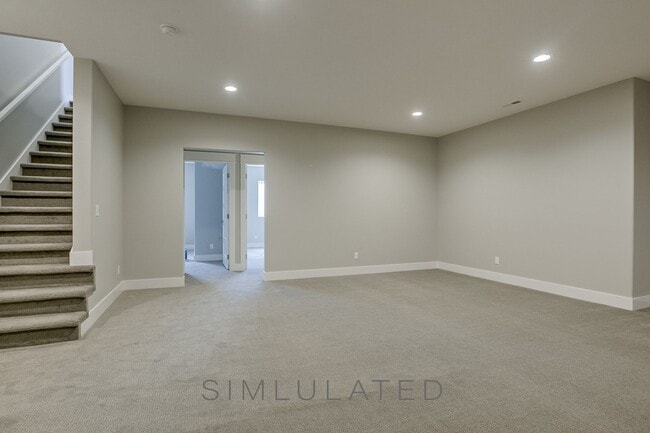 Building Photo - Luxury Townhome