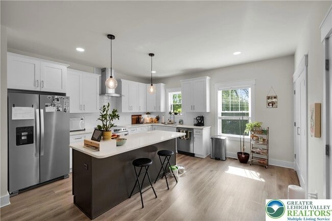 Building Photo - 221 Craig Ave