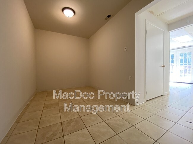 Building Photo - 813 Sledgehammer Dr