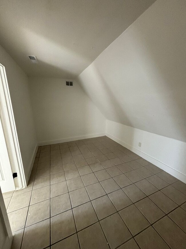 Building Photo - Spacious 6-Bedroom Home with Modern Update...