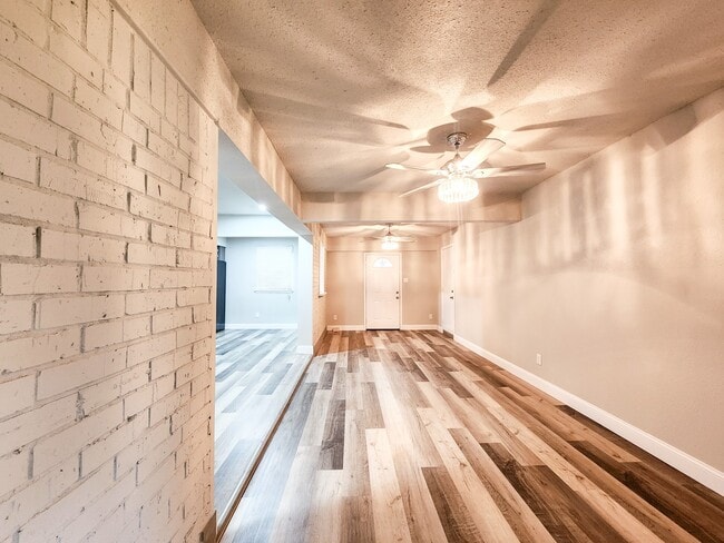 Building Photo - 9750 Hillis St