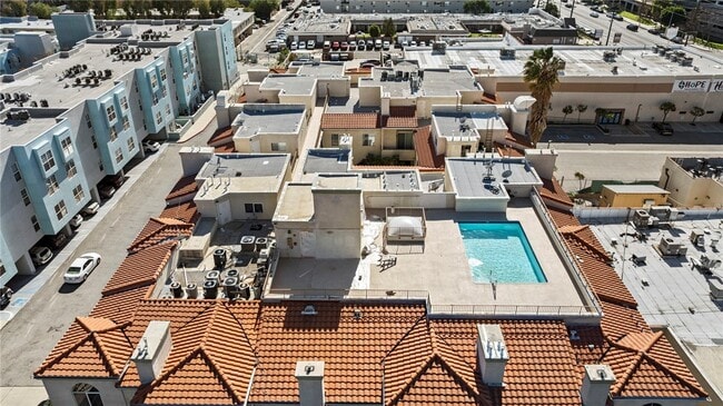 Building Photo - 16940 Chatsworth St