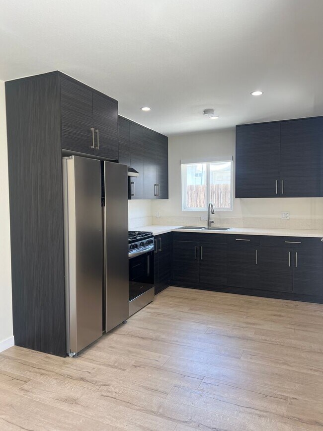 Building Photo - Cozy end unit, 1 bedroom