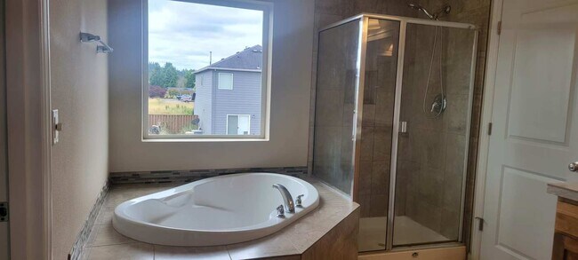 Building Photo - 4 bedroom with one large bonus room