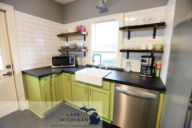 Building Photo - 1320 Pennoyer Ave