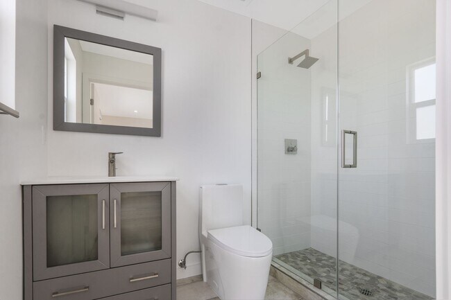 Building Photo - Gorgeous 3 Bedroom / 2 1/2 Bath Townhome-Style Apartment in Hollywood