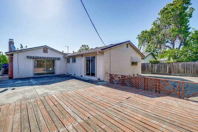 Building Photo - 1109 White Cliff Dr