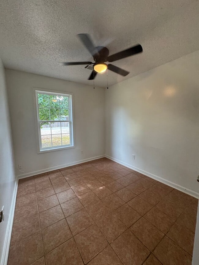 Building Photo - 3 Bed / 1 bath Available Now in Weiner, AR