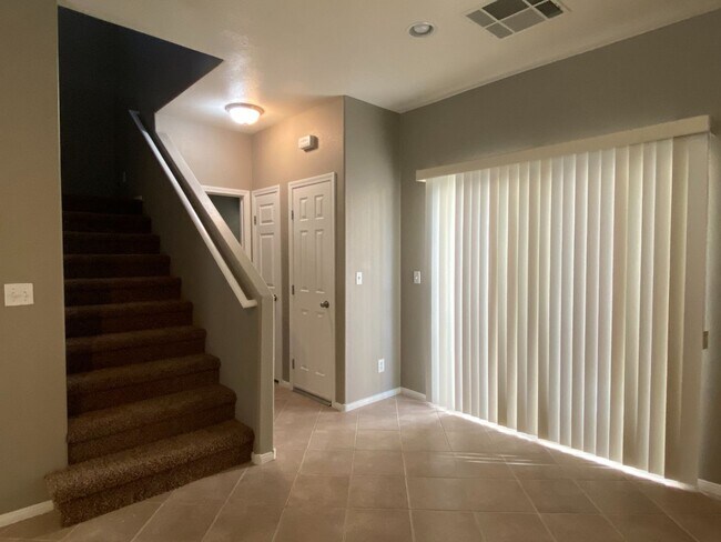 Building Photo - 2 Story 2 brm 2 1/2 bath 1 car garage home