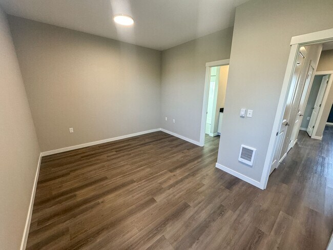 Building Photo - SAW3781