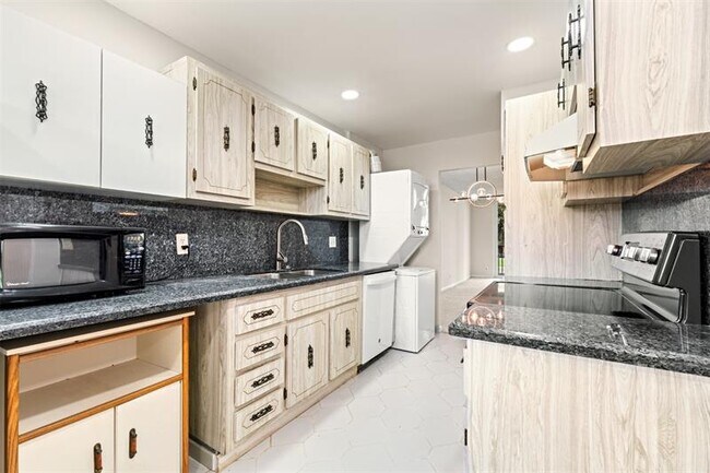 Building Photo - 250 Jacaranda Dr
