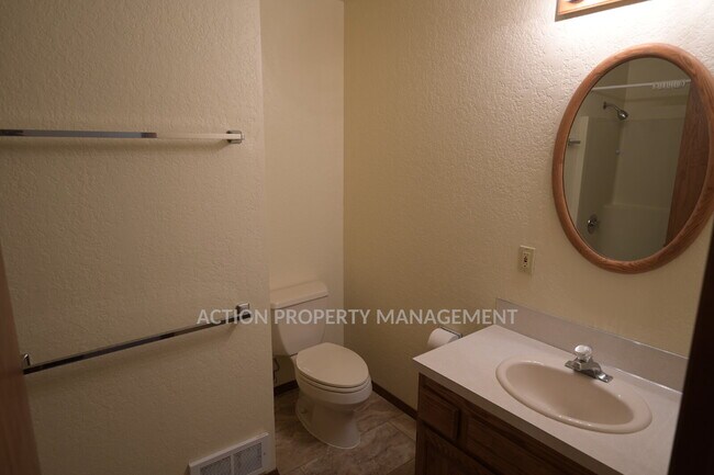 Building Photo - 2 bed 2 bath 1 car garage duplex in Sequim