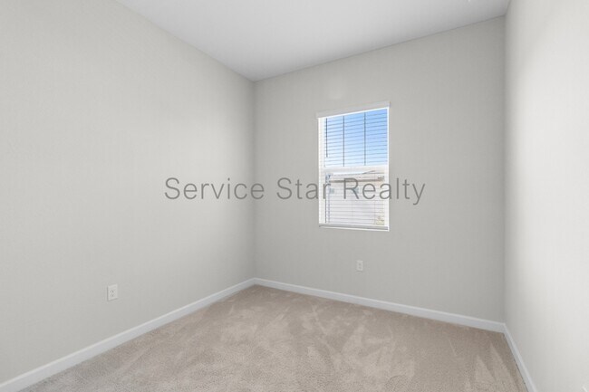 Building Photo - 5062 E Hartford Ave