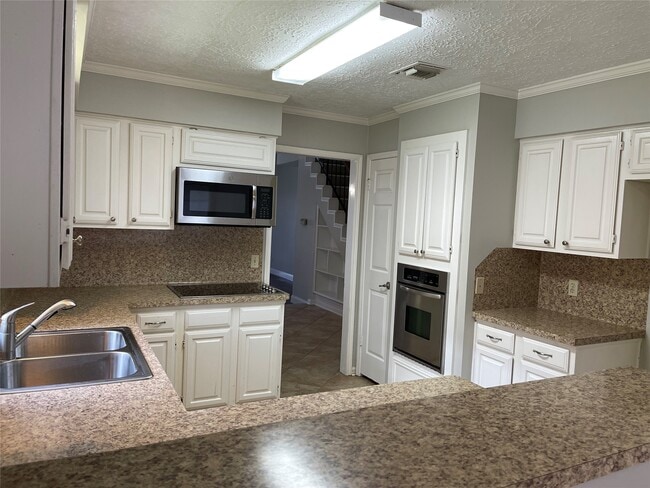 Building Photo - 3118 Redcliff Dr