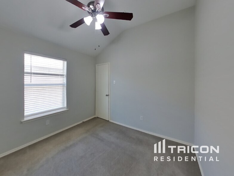 Building Photo - 102 Drycreek Dr