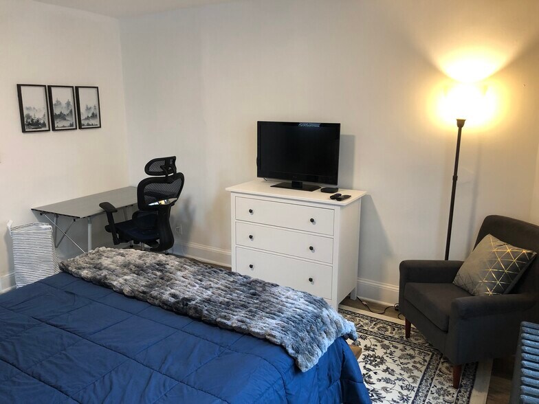 Building Photo - 1513 Oates St NE