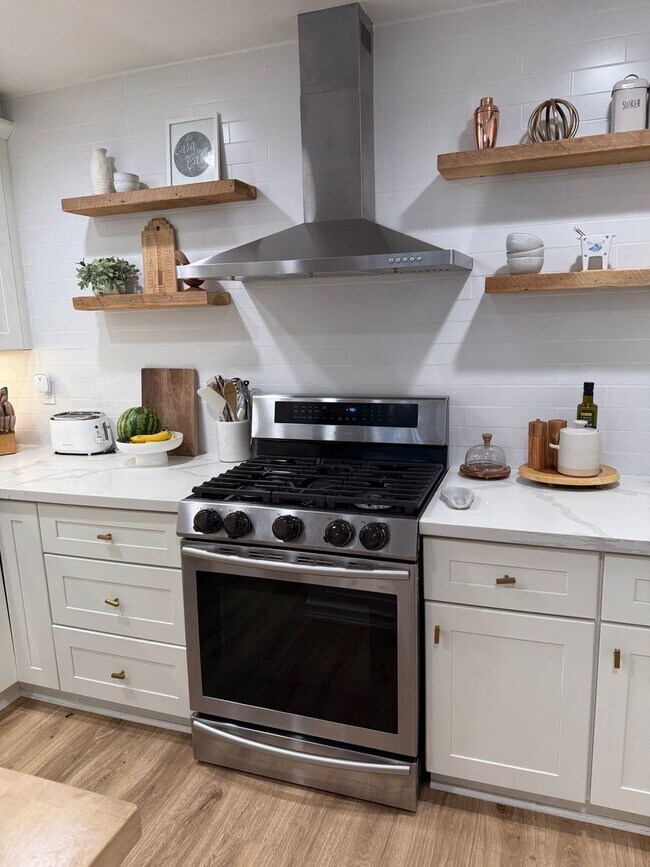 Building Photo - Garden Grove - Upgraded 3 Bedroom 2 Bath H...