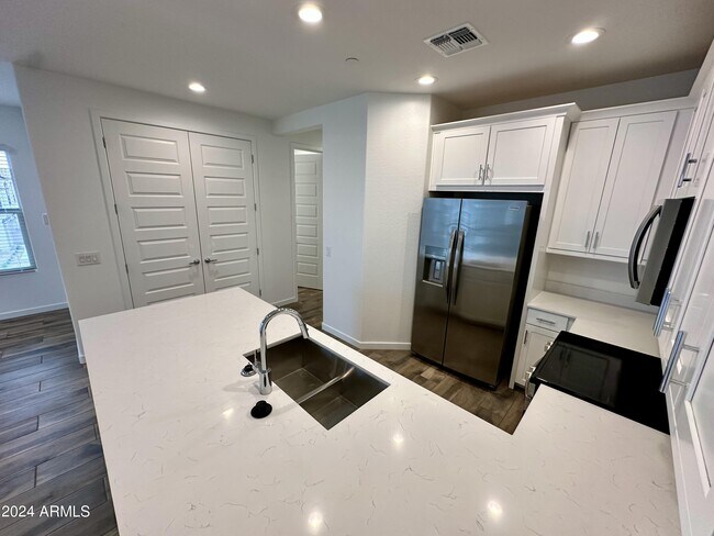Building Photo - 4043 E Brisa Dr