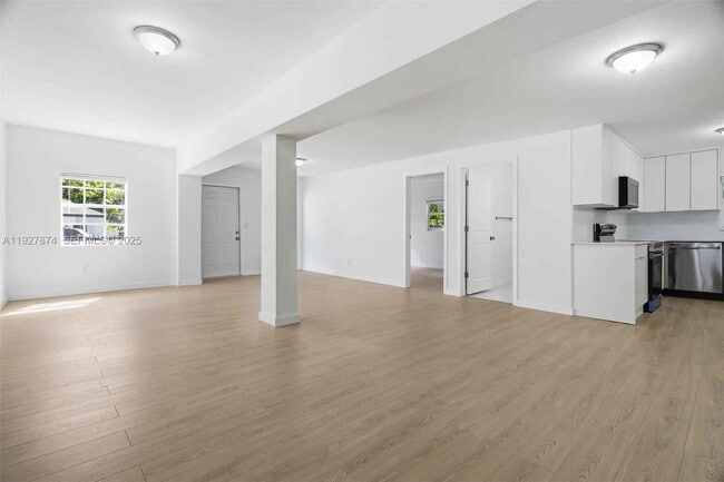 Building Photo - 465 NE 165th St