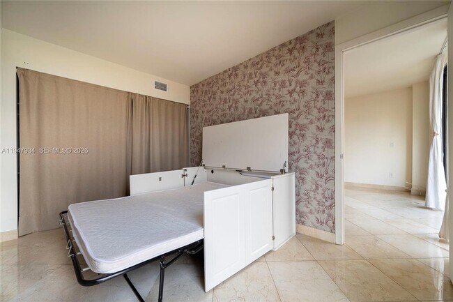 Building Photo - 2350 NE 135th St