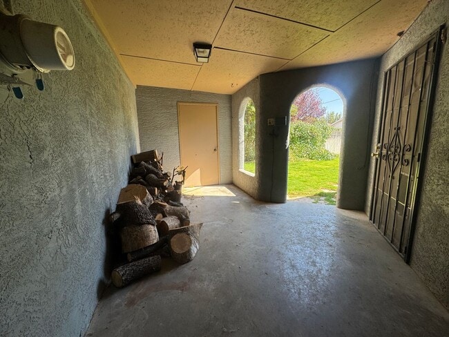 Building Photo - 836 Agate Rd