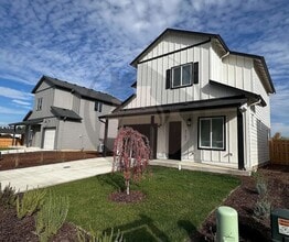Building Photo - Newer Build- Ready for Move In