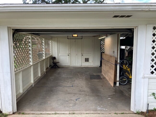 Building Photo - ** 3 Bedroom Rental Steps From Pollard Par...