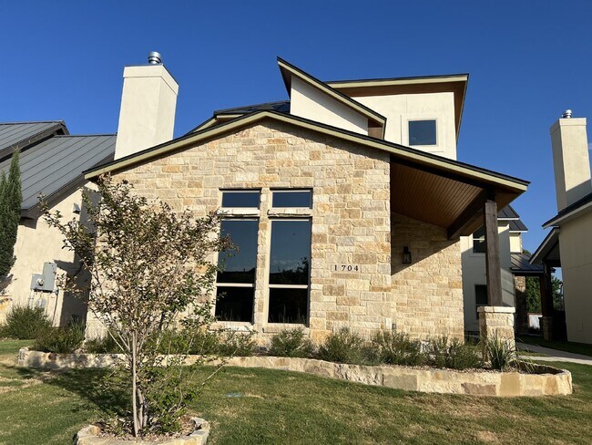 Building Photo - Gorgeous Custom-Built Home in Gated Commun...