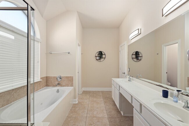 Building Photo - 5026 Gulf Stream Ln
