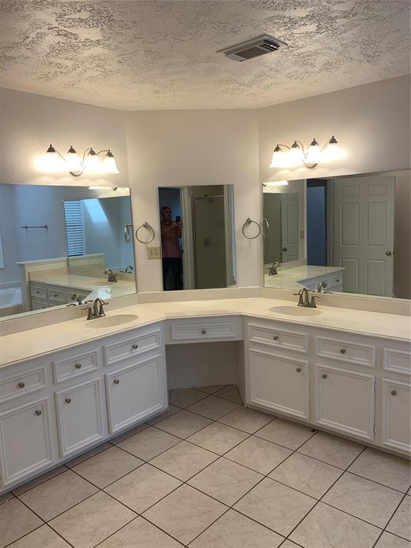 Building Photo - 3842 Knollcrest Dr