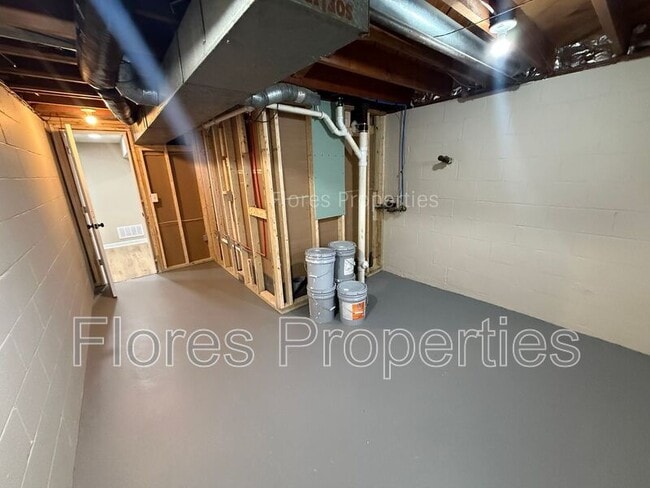 Building Photo - 1136 Pauline Ave
