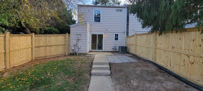 Building Photo - 3616 Luckylee Crescent