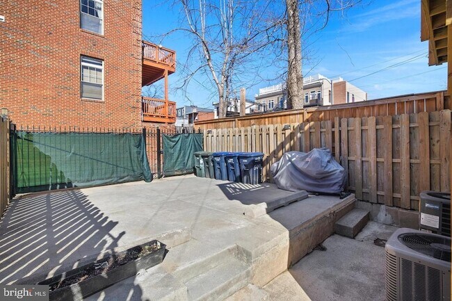 Building Photo - 504 L St NE