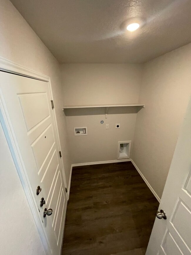 Building Photo - *Pre-leasing* Three Bedroom | Two Bath Home in Legend Pond