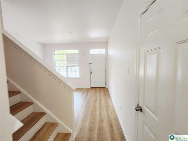 Building Photo - 937 King Way