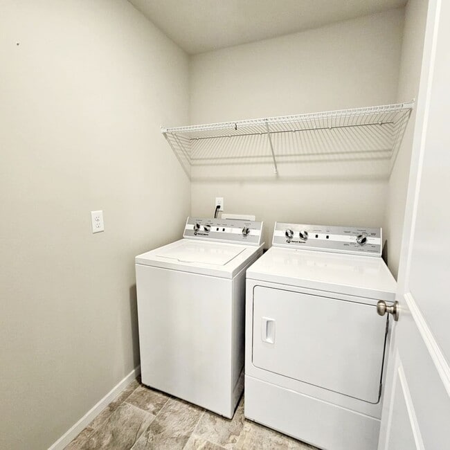 Building Photo - Immaculate and spacious 3 bed townhouse in convenient CK location