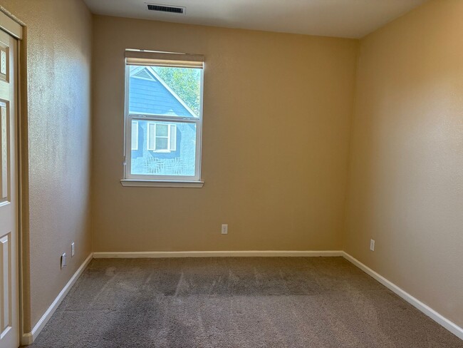 Building Photo - Move-In Ready 2-Story Home by Virginia Lake