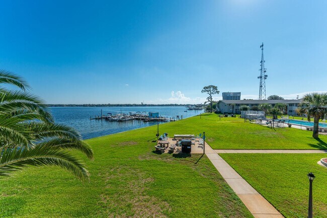 Building Photo - Gorgeous Water Views!