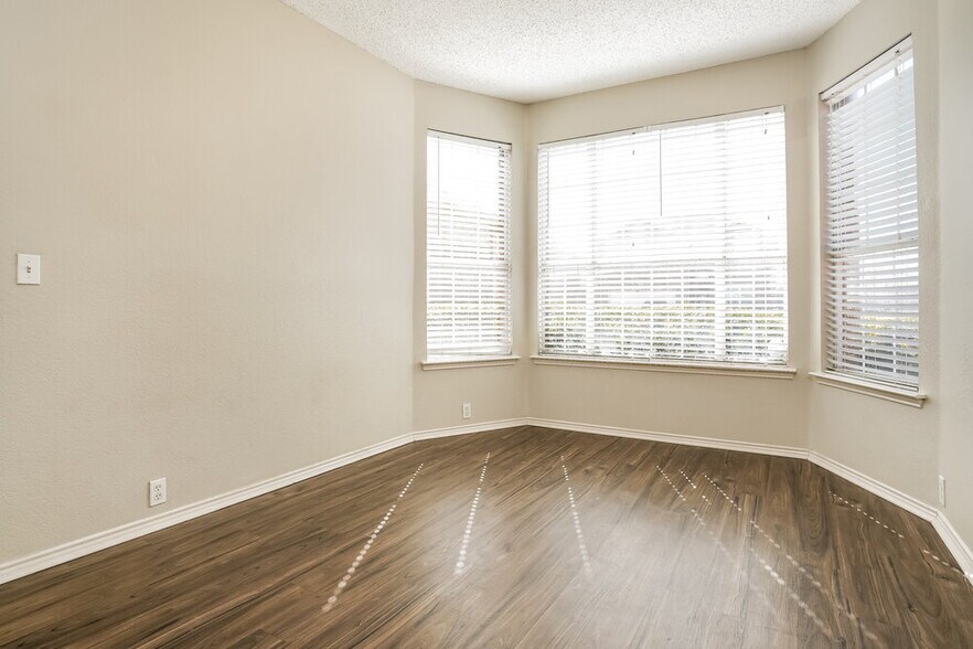 Building Photo - 3000 Vicksburg Ln