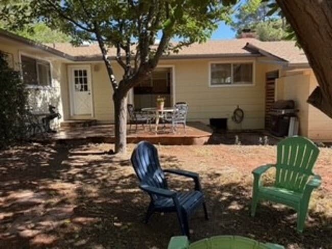 Building Photo - Cozy, West Sedona home with large fenced b...