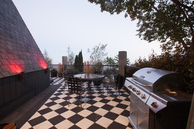 Building Photo - 2144 Sunset Plaza Dr