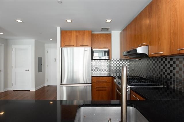 Building Photo - 25 Hudson St