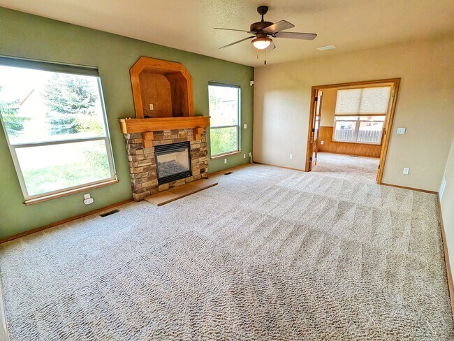 Building Photo - Gorgeous 5b 3b Single Family Home w/ a View