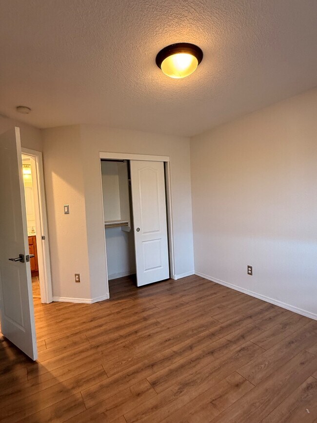 Building Photo - 2148 Vista de Colinas Dr SE