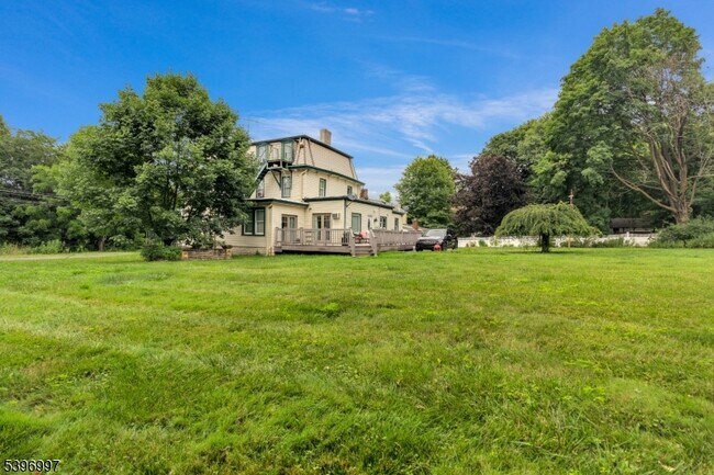 Building Photo - 848 River Rd