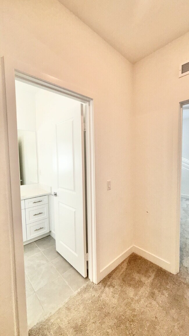 Building Photo - 4 Bedrooms Available University Park